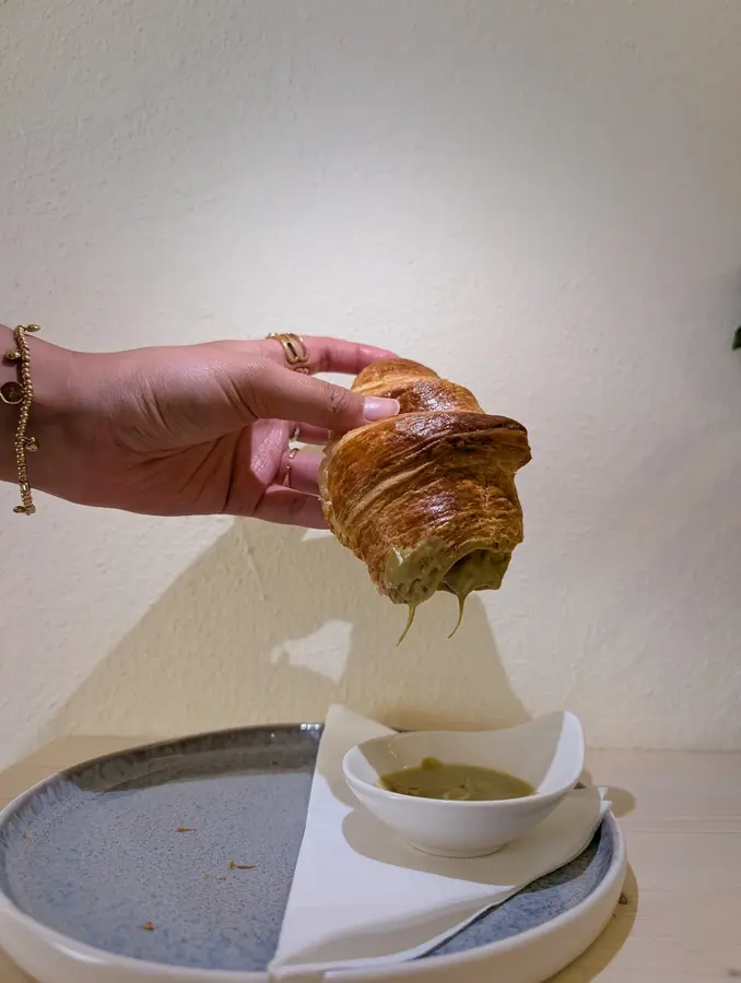 Croissant mit Pistazien-Dip bei Luna Coffee in Überlingen